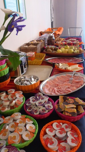A buffet table with various food items, including fruits, cheeses, and meats. - Hotel Villa Elia (Rimini)