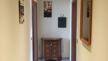 Quarto quádruplo | Edredons de pluma, escrivaninha, Wi-Fi de cortesia