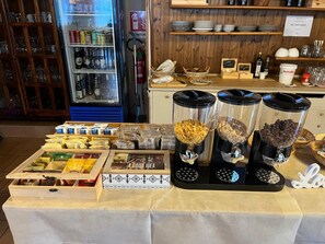 含每日吃到飽早餐