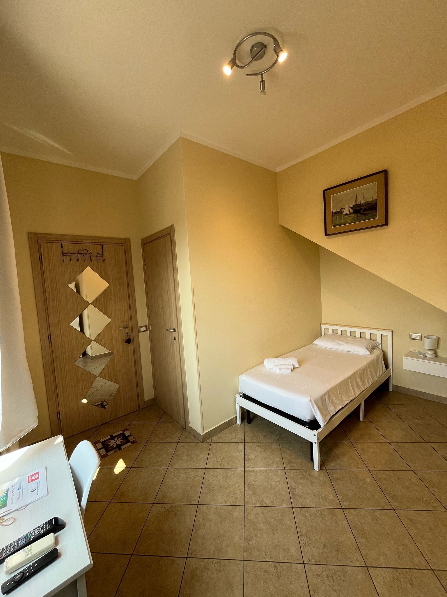 單人房 | 羽絨被、書桌、免費無線上網