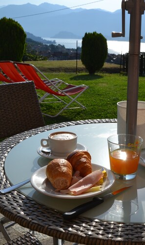Melayani sarapan dan makan malam