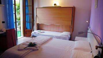 Doppelzimmer, Balkon | Daunenbettdecken, Zimmersafe, Schreibtisch, Zustellbetten