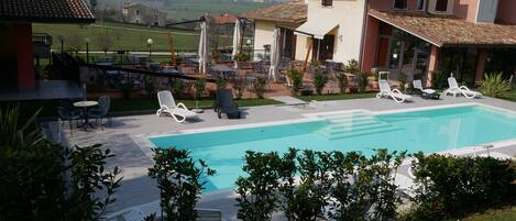 Una piscina al aire libre (de 09:00 a 22:00), tumbonas