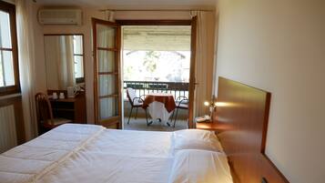 Doppelzimmer, Balkon | Daunenbettdecken, Zimmersafe, Schreibtisch, Zustellbetten