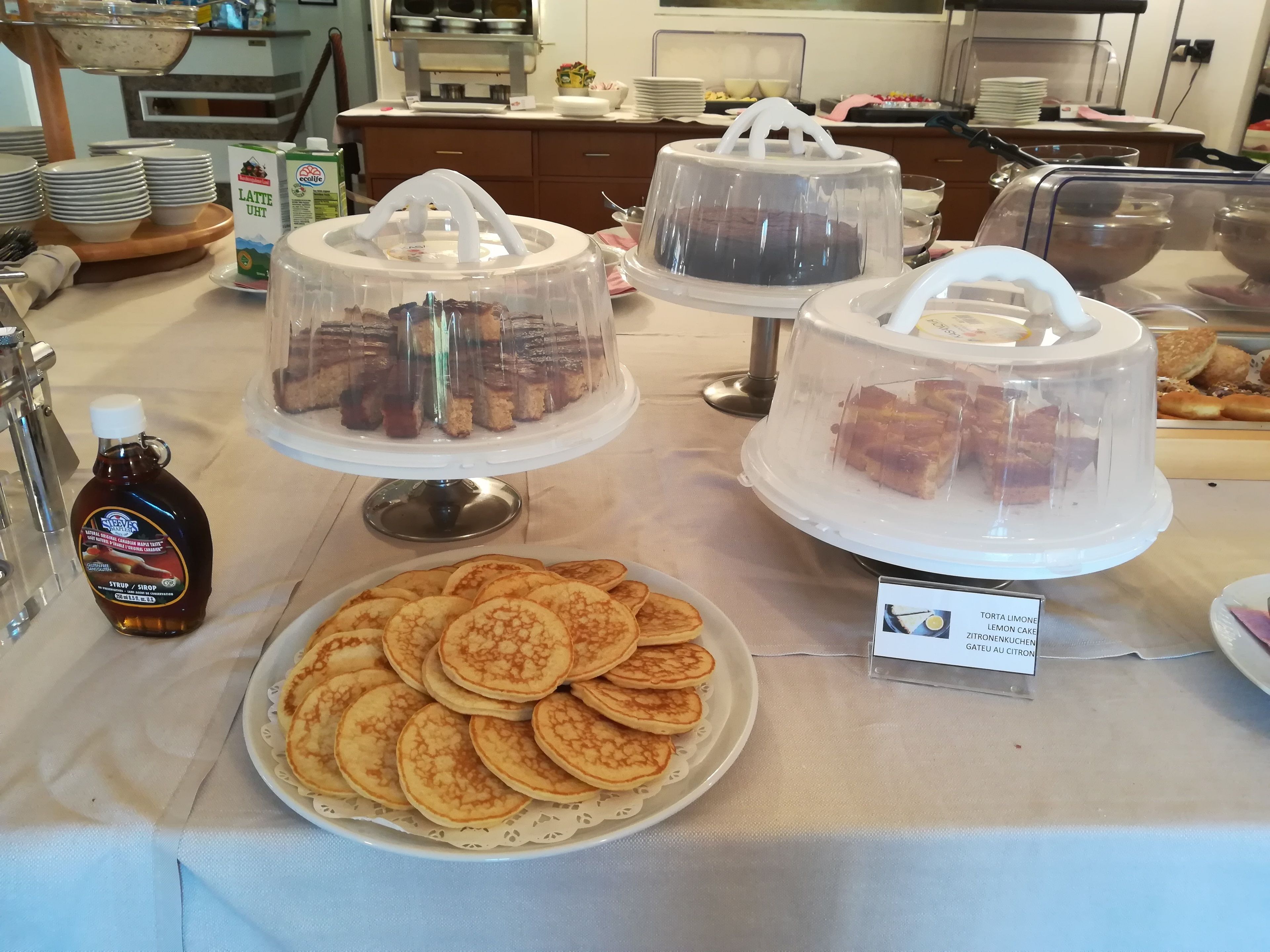 Tägliches Frühstücksbuffet (8.00 EUR pro Person)