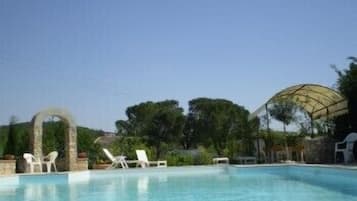 Minibar, iron/ironing board, free WiFi, bed sheets