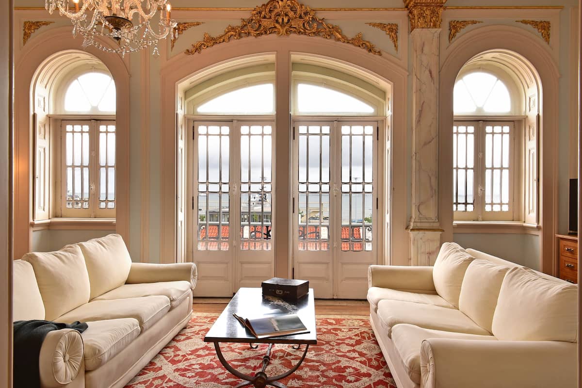 Deluxe Suite, River View | Living area | TV