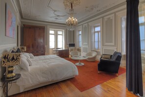 Suite – junior | Minibar, safe på rommet, skrivebord og strykejern/-brett