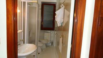 Chambre Triple | Salle de bain | Douche, articles de toilette gratuits, serviettes fournies