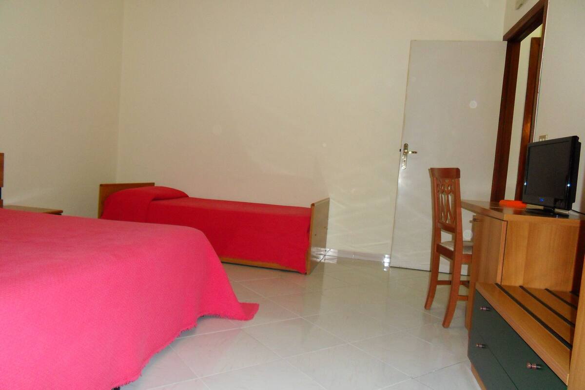 Triple Room | Desk, free WiFi