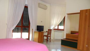 Standard Double Room | Desk, free WiFi