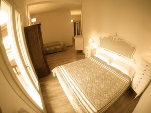 Een kluis op de kamer, individueel gemeubileerd, gratis wifi, beddengoed