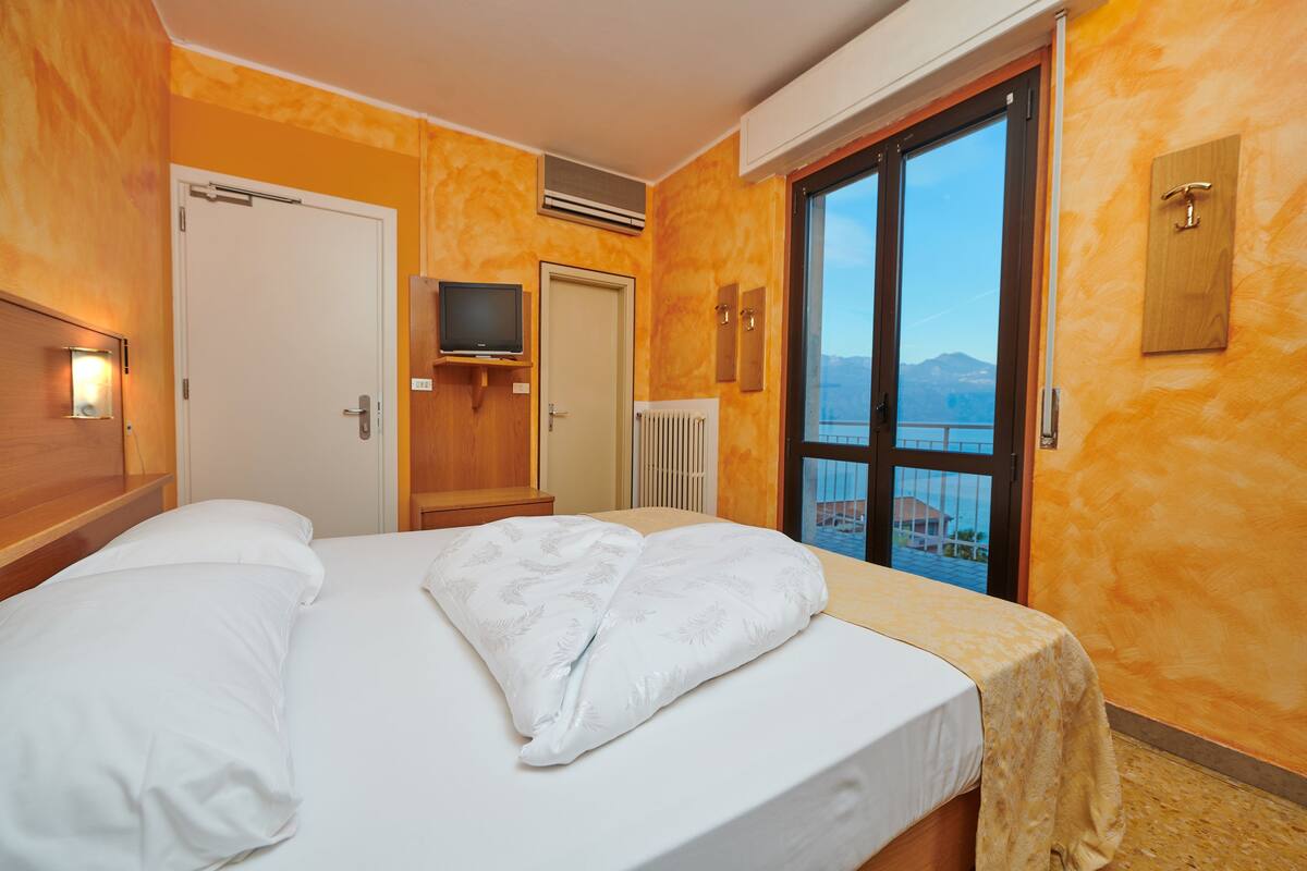 classic double room, 1 double or 2 single beds, balcony, lake view | premium bedding, minibar, in-room safe, desk