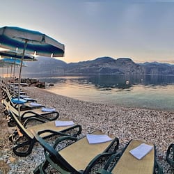 Spiaggia privata, lettini da mare, ombrelloni, teli da spiaggia