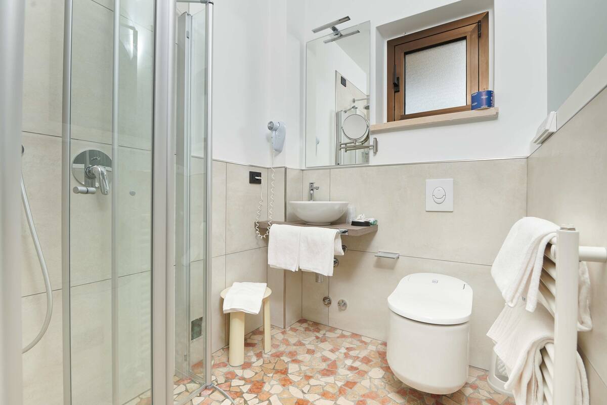 comfort double or twin room, 1 bedroom, balcony, lake view | bathroom | shower, free toiletries, hair dryer, bathrobes