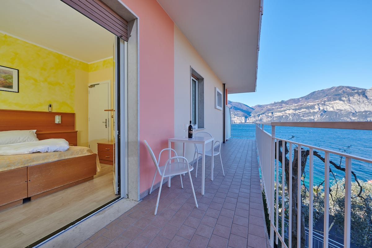 Klassieke vierpersoonskamer, 1 slaapkamer, balkon, uitzicht op meer | Kameruitzicht