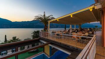 Se sirven desayunos, comidas y cocina italiana con vista a la alberca