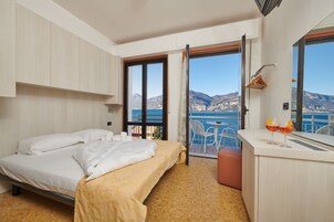 Ropa de cama de alta calidad y minibar 