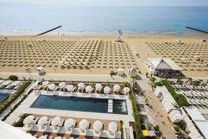 Seasonal outdoor pool, pool umbrellas, sun loungers - Hotel Las Vegas (Jesolo)