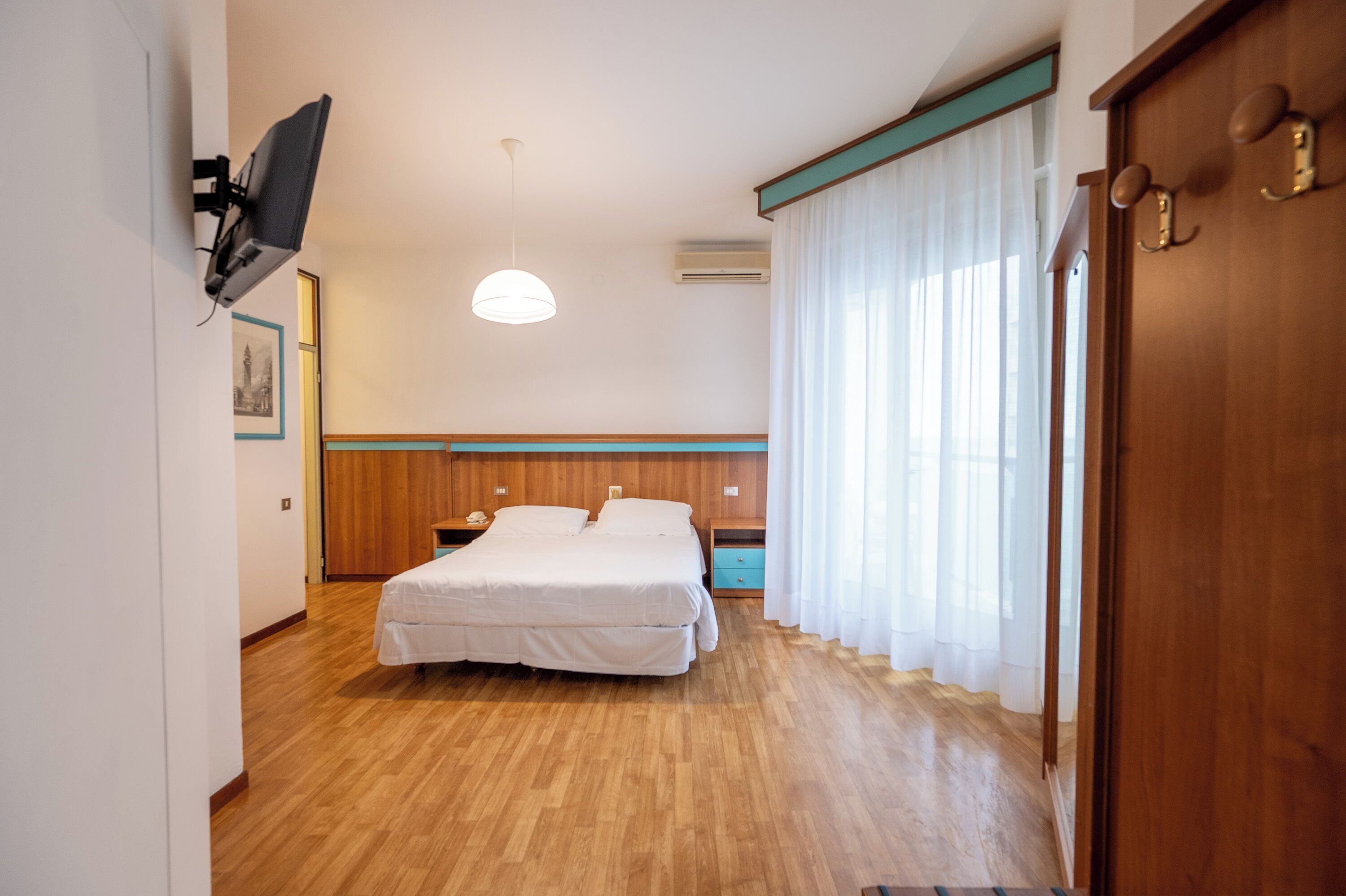 Comfort Room, Balcony, Sea View (laterale) | In-room safe, desk, soundproofing, iron/ironing board