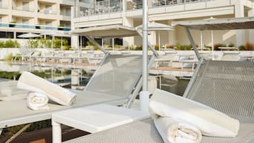 Piscine extérieure (ouverte en saison), parasols de plage