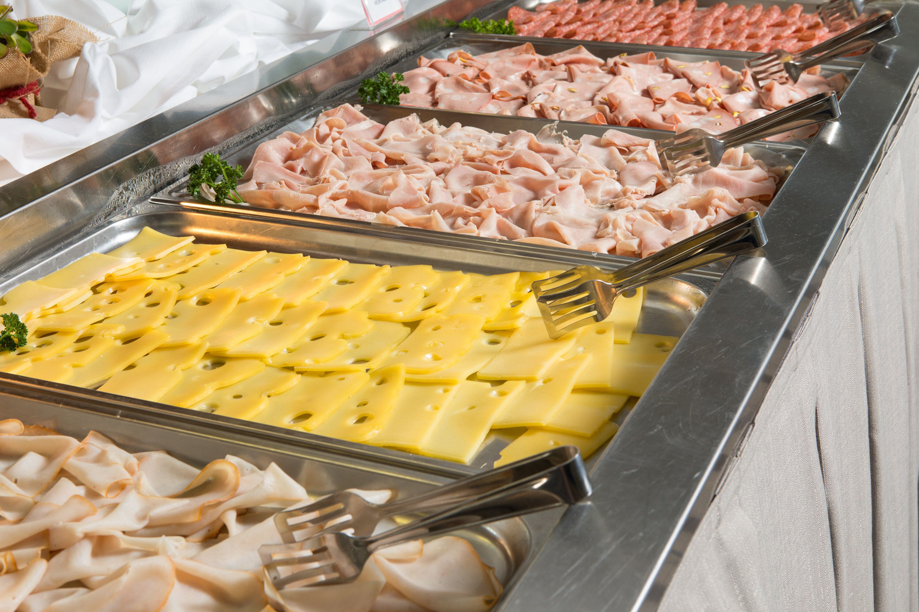 Un buffet proposant une variété de viandes et de fromages.