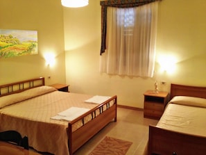 In-room safe, desk, free WiFi - Cordial Hotel (Comiso)