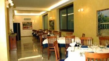 Makan tengah hari dan makan malam dihidangkan, masakan Itali