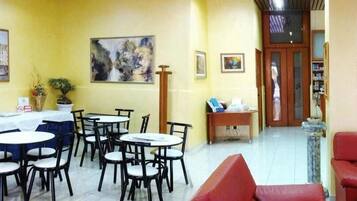 Serveert lunch en diner, Italiaanse gerechten