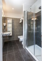 Bidet, towels