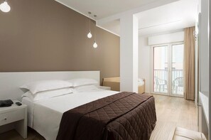 Minibar, in-room safe, individually decorated, individually furnished - Hotel Gardenia (Jesolo)