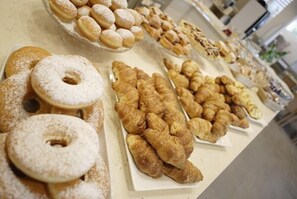 Free daily buffet breakfast