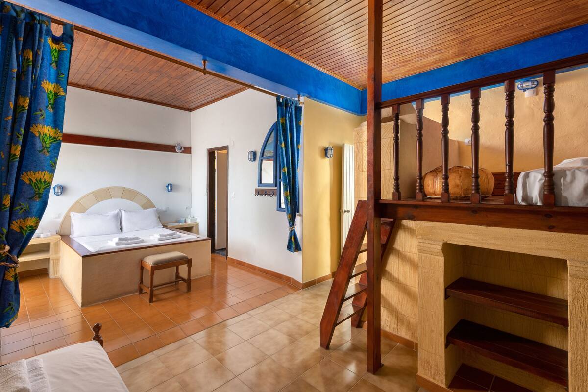 Habitación cuádruple | Sábanas de algodón egipcio, ropa de cama de alta calidad y minibar