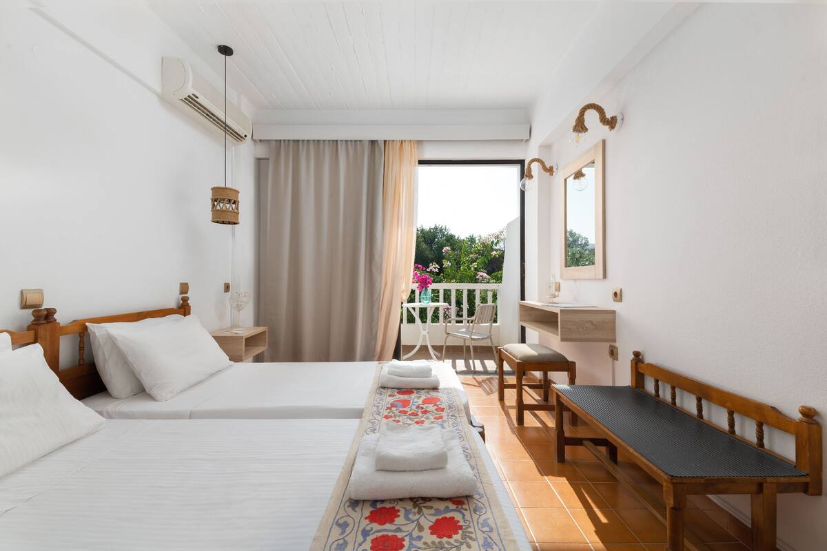 Habitación con 1 cama matrimonial o 2 individuales, vista a la ciudad | Sábanas de algodón egipcio, ropa de cama de alta calidad y minibar