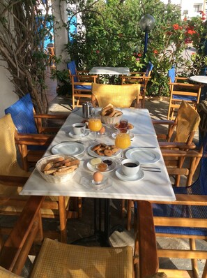 Petit-déjeuner (8 EUR par personne)