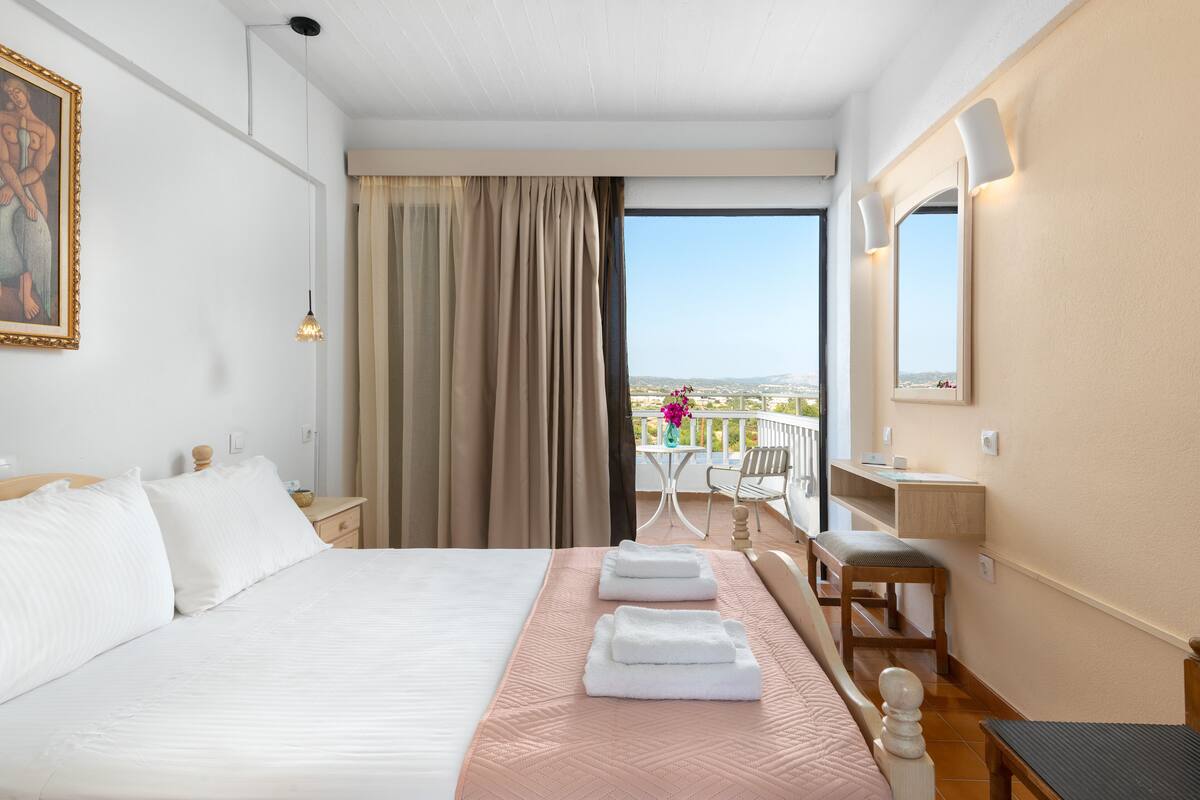 Habitación con 1 cama matrimonial o 2 individuales, vista al mar | Sábanas de algodón egipcio, ropa de cama de alta calidad y minibar