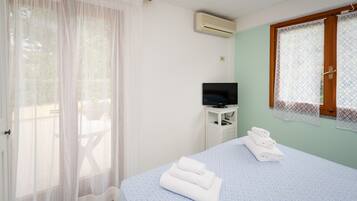 Basic-Doppelzimmer, Balkon | Minibar, Zimmersafe, Schreibtisch, kostenloses WLAN
