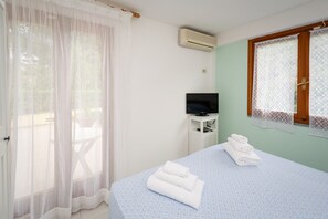 Basic Double Room, Balcony | Minibar, in-room safe, desk, free WiFi - Hotel Anna (Campo nell'Elba)