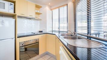 Full-size fridge, microwave, stovetop, dishwasher