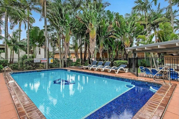 Outdoor pool - Anchor Down Apartments (Surfers Paradise)