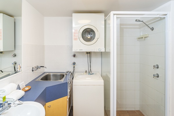Superior-Apartment, 1 Schlafzimmer (2 NIGHT SPECIAL) | Badezimmer | Dusche, Haartrockner, Handtücher