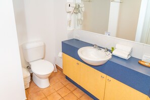 Superior Unit with Balcony | Bathroom | Shower, hair dryer, towels - Aruba Sands Resort (Broadbeach)