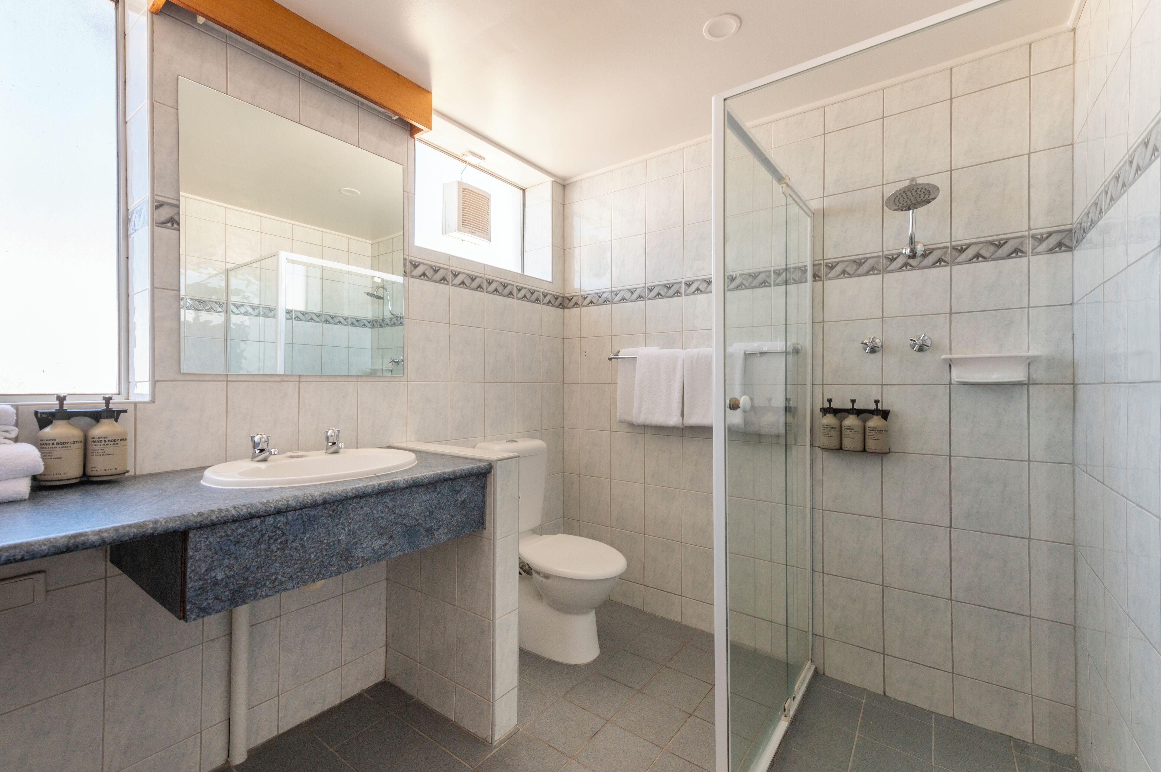 Habitación familiar, junto a la piscina | Baño | Artículos de higiene personal gratuitos, secador de pelo y toallas