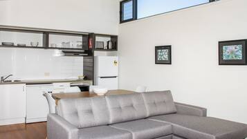 Villa, uitzicht op tuin | Privékeuken | Een koelkast met diepvriezer, een microgolfoven, een vaatwasser