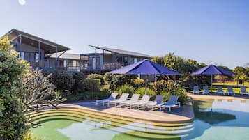 2 outdoor pools
