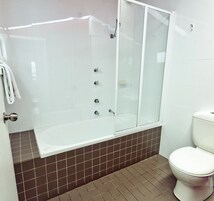 Villa estándar, 2 habitaciones | Baño | Artículos de higiene personal gratuitos, secador de pelo y toallas