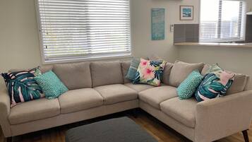 Familie cottage | Woonruimte | Een 40-inch flatscreentelevisie met digitale zenders en televisie