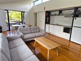 Refrigerador con freezer, microondas, lavavajillas, tostadora