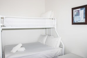 Tabla de planchar con plancha, wifi gratis, ropa de cama y despertador 