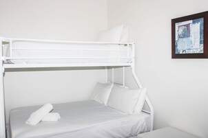 Villa estándar, 2 habitaciones | Tabla de planchar con plancha, wifi gratis, ropa de cama y despertador